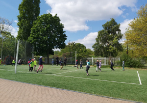 Dzieci z grupy Słoneczniki podczas zajęć sportowych.