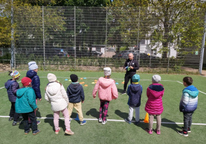 Dzieci z grupy Słoneczniki podczas zajęć sportowych.