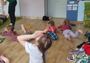 Dzieci z grupy Chabry podczas ćwiczeń.