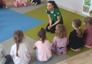 Dzieci z grupy Chabry podczas zajęć.