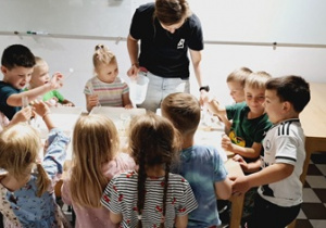 Eksperyment z wodą i piłeczką