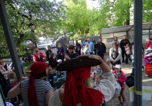Powitanie dzieci i rodziców na wyspie piratów.
