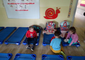 Rozłożenie rzeczy przez dzieci na przedszkolną nocowankę.