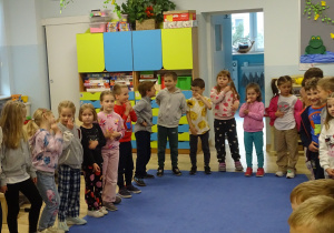 Powitanie wszystkich dzieci i nauka pirackiej piosenki.