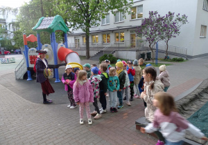Piraci podążając za mapą i wskazówkami wykonują kolejne zadania.