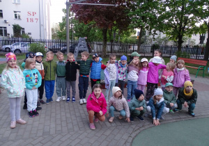 Piraci podążając za mapą i wskazówkami wykonują kolejne zadania.