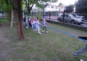 Piraci podążając za mapą i wskazówkami wykonują kolejne zadania.