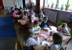 Poranne tworzenie piratów z papieru.