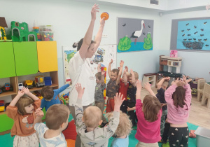mama prowadzi zajęcia ruchowe