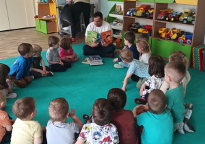 Dzieci wybierają książkę do czytania