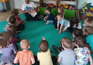 Dzieci oglądają ilustracje w książce