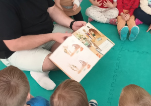 Dzieci rozmwawiają o książkach