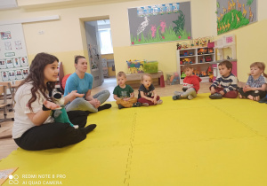 Dzieci rozmawiają z Panią