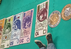 Dzieci zapoznają się z polskimi banknotami
