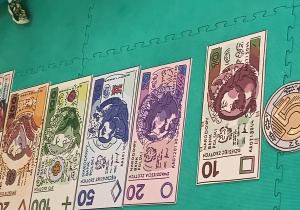 Dzieci dowiadiją się jak wyglądają polskie banknoty i monety