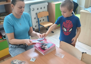 Dzieci dostają książeczki