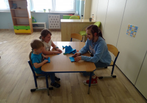 dzieci biorą udziałw warsztatach origami