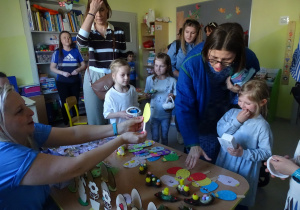 rodzice z dziećmi oglądają ozdoby