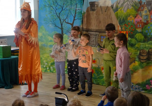 dzieci trzymają gołębie które pojawiły się w przedstawieniu