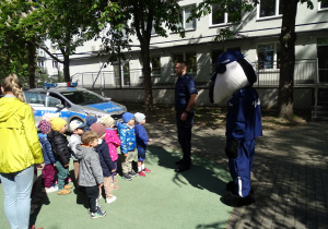 dzieci poznają ciekawostki na temat policji