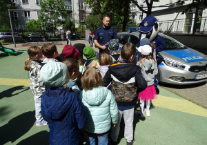 dzieci na spotkaniu z policją