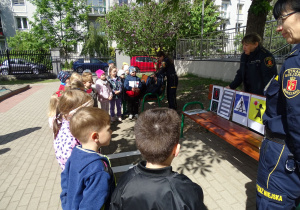dzieci słuchają zasad bezpiecznego poruszania się na drodze