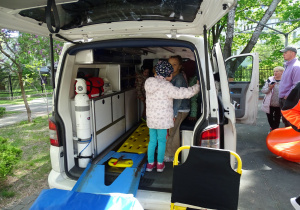 dzieci w ambulansie