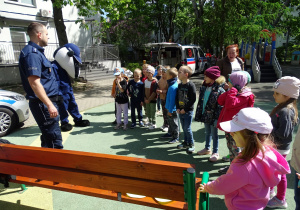 dzieci na spotkaniu z policją