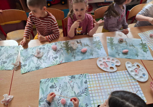 Malowanie przez dzieci wyrobów ceramicznych.
