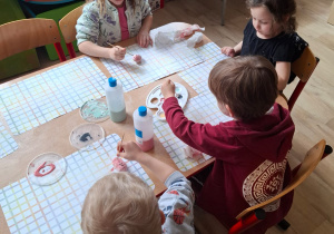 Malowanie przez dzieci wyrobów ceramicznych.