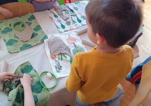 Tworzenie wielkanocnej ozdoby z gliny.