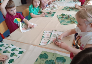 Lepienie z gliny.