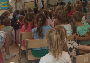 Dzieci z ciekawością oglądają spektakl