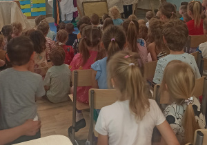 Dzieci oglądają aktorów na scenie