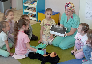 Dzieci wykonują badanie usg.