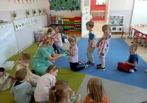 Dzieci zapoznają się z pracą stetoskopu.