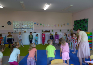 Inscenizacja "Lokomotywy" w wykonaniu dzieci i Rodziców.