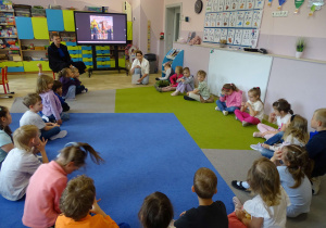 Dzieci poznają pracę radcy prawnego.