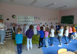 Zabawa utrwalająca poznaną wiedzę na zajęciach prowadzonych przez Rodziców.