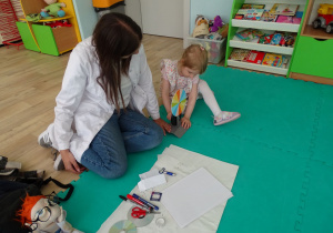 Dziewczynka kręci kołem