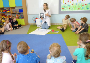 Dzieci ogladają zdjęcie
