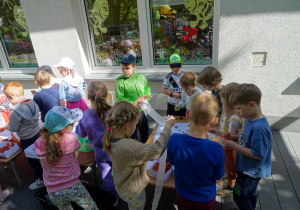 Dzieci kolorują