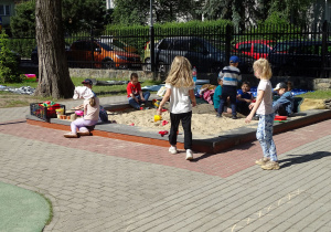 Dzieci bawią się w piaskownicy
