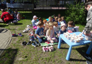 Dzieci z grupy Niezapominajki siedzą na kocyku