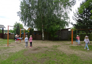 Dzieci się huśtają