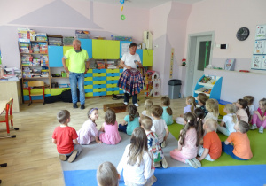 Dzieci słuchają i obserwują