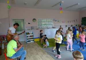 Dzieci tańczą
