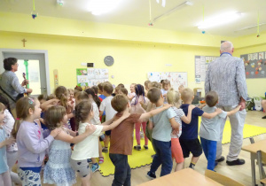Dzieci idą w pociągu