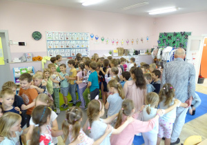 Dzieci tańczą