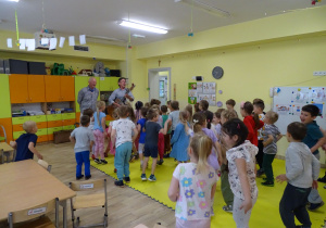 Dzieci tańczą